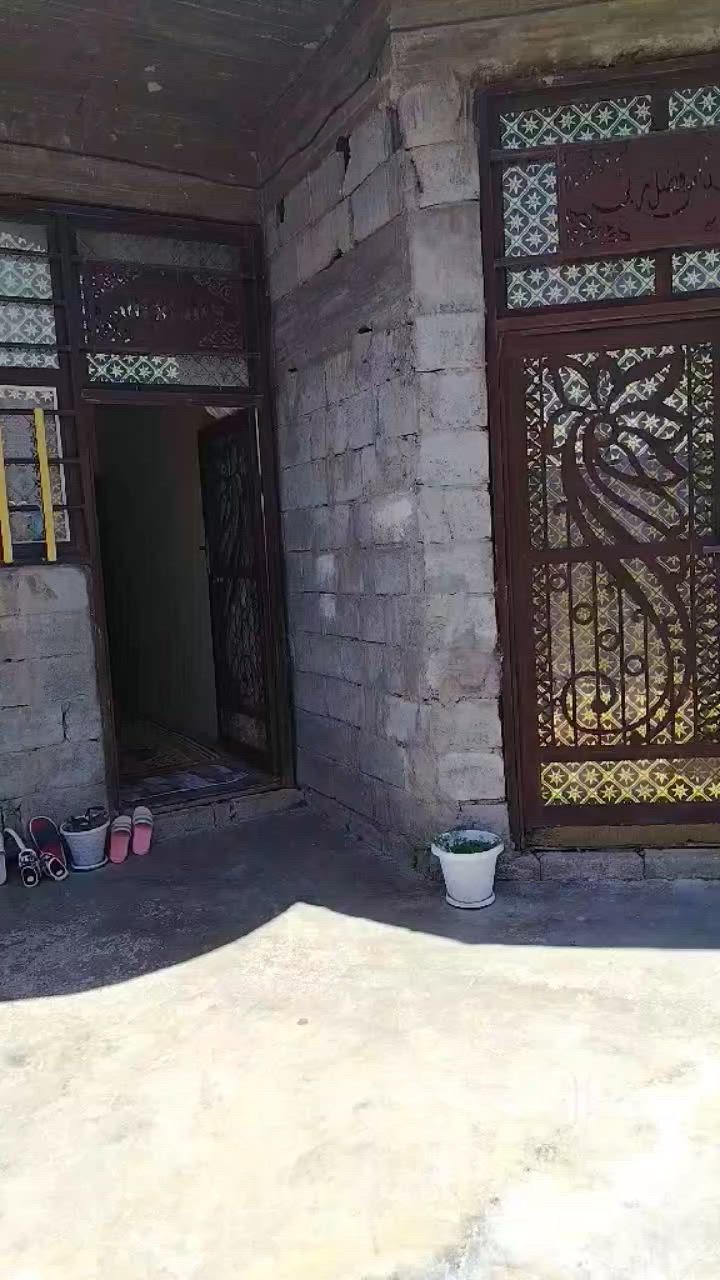 بيت للبيع مساحته 210 موقعه حي الربيع يم سيطره 30 بالقرب من مدرسه المآذن المشتل الحكومي يتكون البيت من غرفتين وصاله ومطبخ واستقبال السعر تشوف ونتفاهم طابو زراعي سند 25 مشمول بالتطويب خدمات كامله ماء وكهرباء ومجاري مولد وتبليط للاتصال
*********** بي وتساب
