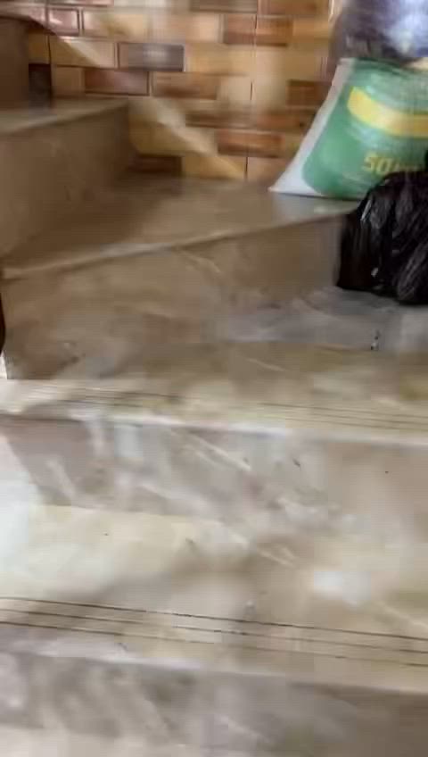 السلام عليكم
بيت للبيع المساحه 106م يحتوي على طابقين 
الطابق الأول استقبال وصاله مفتوحه على المطبخ وترك وغرفه صحيات 3
الطابق الثاني يحتوي على غرفتين وصاله
الطابق الثالث غرفه هيكل مع سطح 
📍📍بغداد كوريش قرب شارع 30 السعر توصل عل الأرقام التاليه
رقم ***********
رقم ***********
