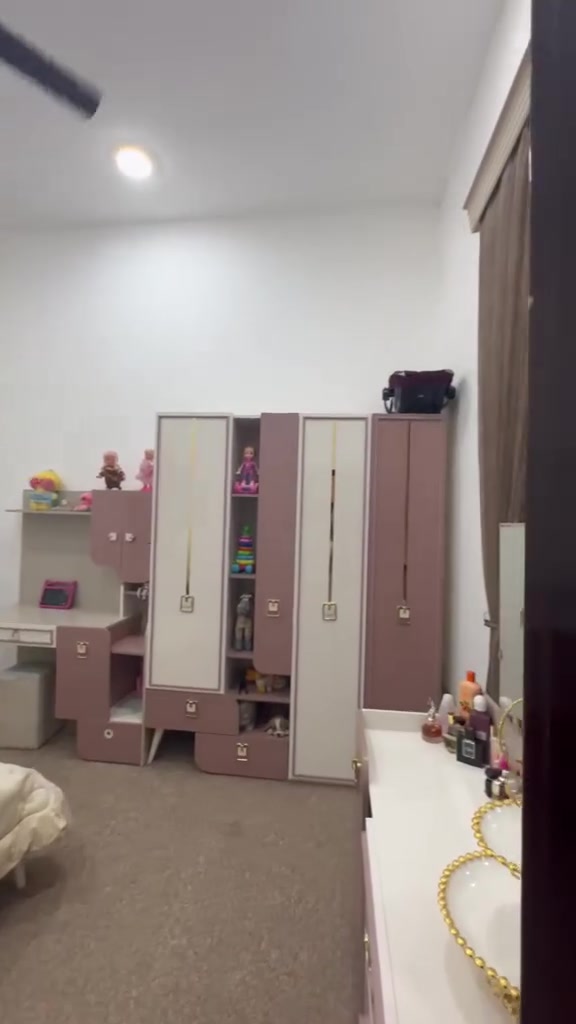 السلام عليكم يتوفر بيت للبيع مساحه 200متر طابو زراعي عراقي البيت طابقين طابق الاول غرفتين صاله مطبخ دوانيه صحيات داخليه خارجيه طابق ثاني يتكون من 4غرف منام صحيات العنوان ابو الخصيب حمدان قرب المستوصف بيت فول مواصفات ينباع معا الكونتر هديه سعر 175مليون وبي مجال ***********
