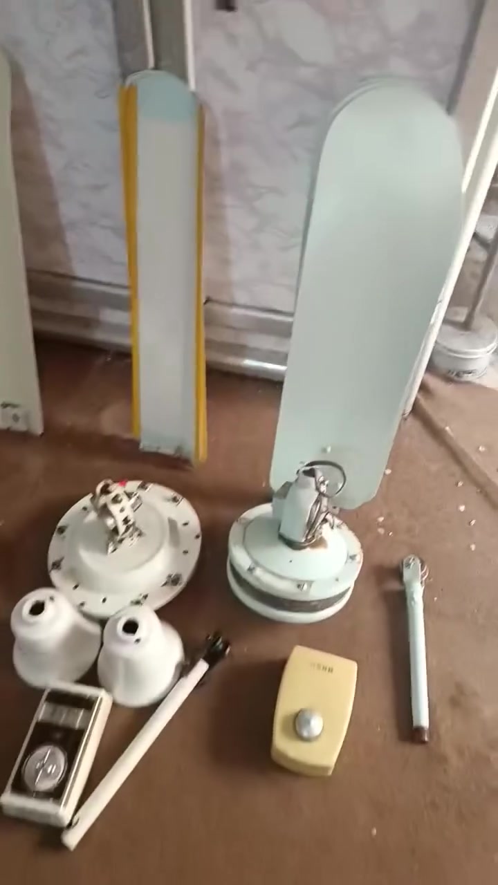 ***********
مروحه هنديه تاريخ الصنع 1937
مروحه يابانيه سانيو
مروحه عراقية ديالى
