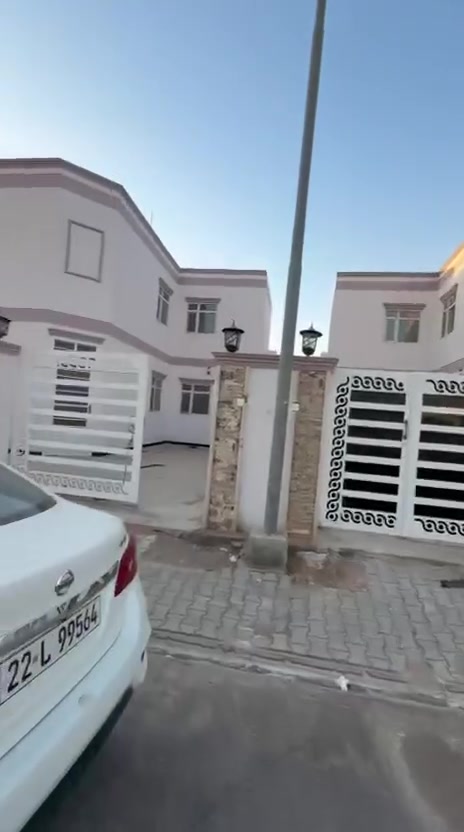 السلام عليكم بيت بقرية السلام طابقين المساحه 220م بموقع مميز كامل وجاهز للسكن يحتوي على  4 غرف نوم بالإضافة غرفه سويت 4 حمامات واستقبال كبير صاله مطبخ وكراج وحديقة 
يباع بتطلوعه مناسبه 
للاستفسار ***********
