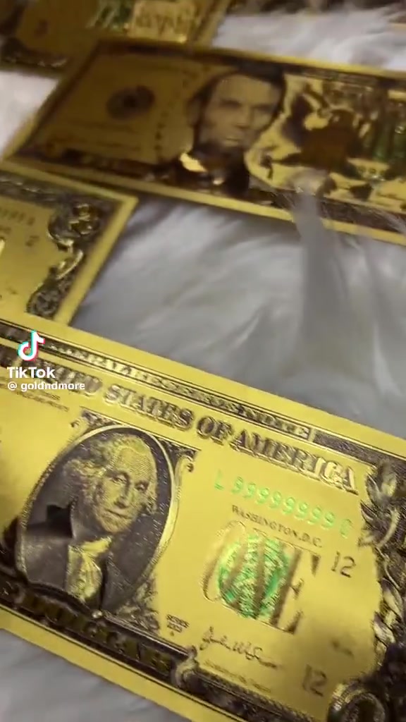 هذه الأوراق النقدية هي نموذج تذكاري مطلي بالذهب من فئة 100 دولار، وتستخدم غالباً للهدايا أو كقطع فنية للديكور.ليست عملة حقيقية: هذه الأوراق مصنوعة من رقائق البوليمر الذهبية وليست ذات قيمة قانونية.تصميم تذكاري: تحمل صوراً وتفاصيل مشابهة للدولار الأمريكي الحقيقي ولكنها غير صالحة للتداول.استخدامات متعددة: يشتريها الناس عادةً للتجميع، أو كقطع فنية للمكتب والمنزل، أو كإضافة مميزة للهدايا
سعر القطعة 5 الف
التواصل خاص 
او الاتصال على الرقم 
***********
هذه الأوراق النقدية هي نموذج تذكاري مطلي بالذهب من فئة 100 دولار، وتستخدم غالباً للهدايا أو كقطع فنية للديكور.ليست عملة حقيقية: هذه الأوراق مصنوعة من رقائق البوليمر الذهبية وليست ذات قيمة قانونية.تصميم تذكاري: تحمل صوراً وتفاصيل مشابهة للدولار الأمريكي الحقيقي ولكنها غير صالحة للتداول.استخدامات متعددة: يشتريها الناس عادةً للتجميع، أو كقطع فنية للمكتب والمنزل، أو كإضافة مميزة للهدايا

