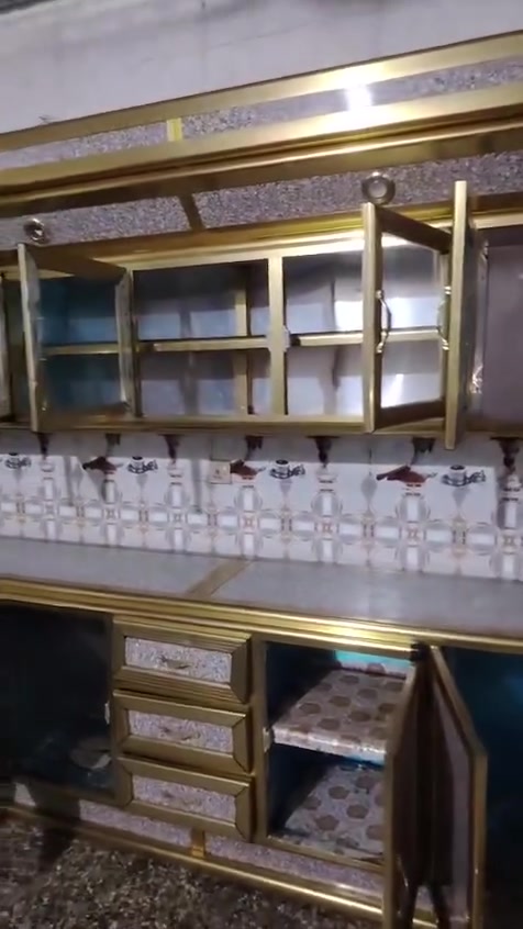 كاونتر المنيوم للبيع 3 امتار ونص تفصال استعمال شهر واحد كلش نظيف تكمه سطح وملحق وسنك ابو الحوضين السعر 550 وبيه مجال مكان البياع. 
رقم *********** يتوفر واتساب
