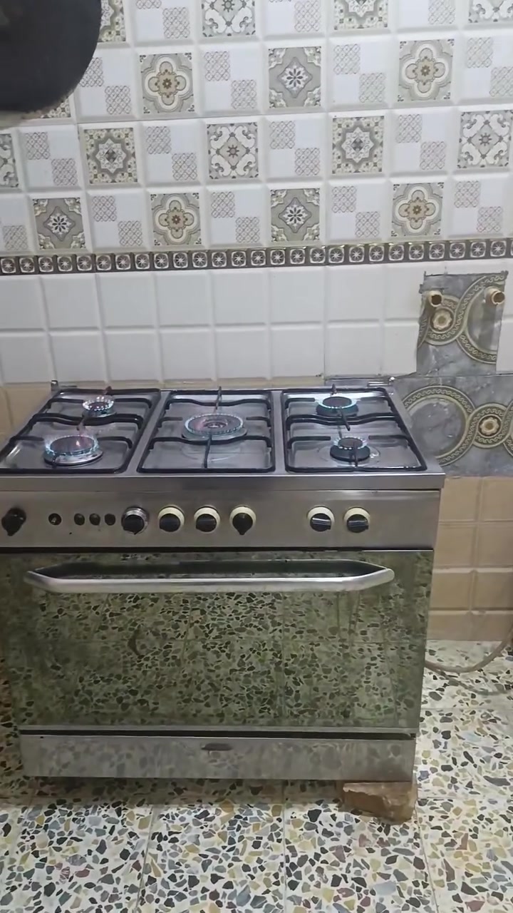 طباخ فريش مصري  كله شغال ونضيف فرن شغال سعر ب ١٥٠ ***********
