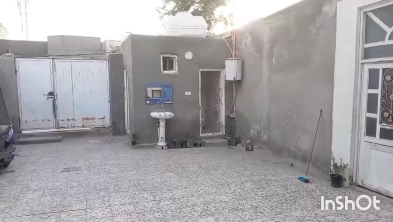 البيت للبيع ركن على شارعين مقرنص ١٢
ـ المساحه ٢٣٠ متر 
ـالموقع قريب عله شارع الكيات وقريب عله شارع كربلاء نجف 
ـ البناء طابوگ بالكامل 
ـ يحتوي على مطبخ وثلاث حمامات سيراميك اظافتاً إلى حمام غربي وصاله واستقبال 
ـ يحتوا على ثلاث غرف
ـ يحتوي على محل واسع المساحه
السعر ٦١ مليون وبي مجال للشراي 
رقم صاحب البيت ***********
