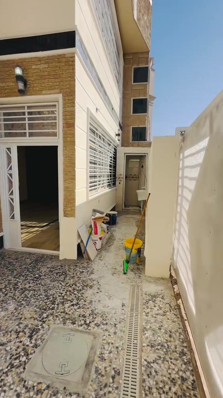 بيت للإيجار يحتوي على كراج وخدمات خارجيه وصاله ومطبخ حار وبارد و ٣نوم وصاله  وخدمات  سعر 16$ موقع مميز جدأ زيونه ٧١٠ للاستفسار 📞 ***********

