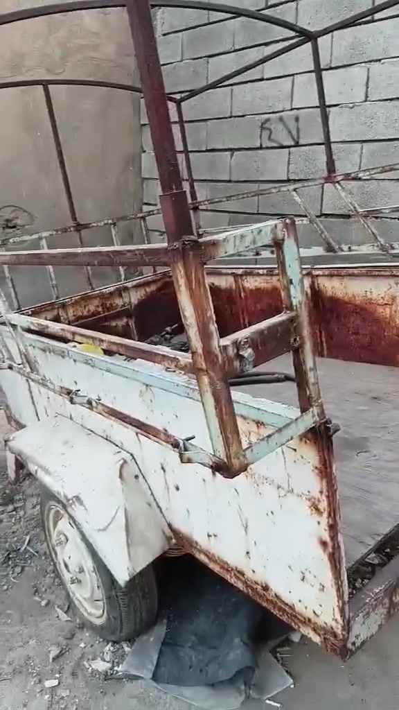 متاح السلام عليكم عربانة سحب ورا السيارة للبيع بس ينرادلها صبغ ونفخ التايات  وهية واضحة بلصور السعر ١٢٥ الف وبيها مجال بسيط الستفسار علخاص او علرقم *********** او وتساب عنوان بلقوسيات
