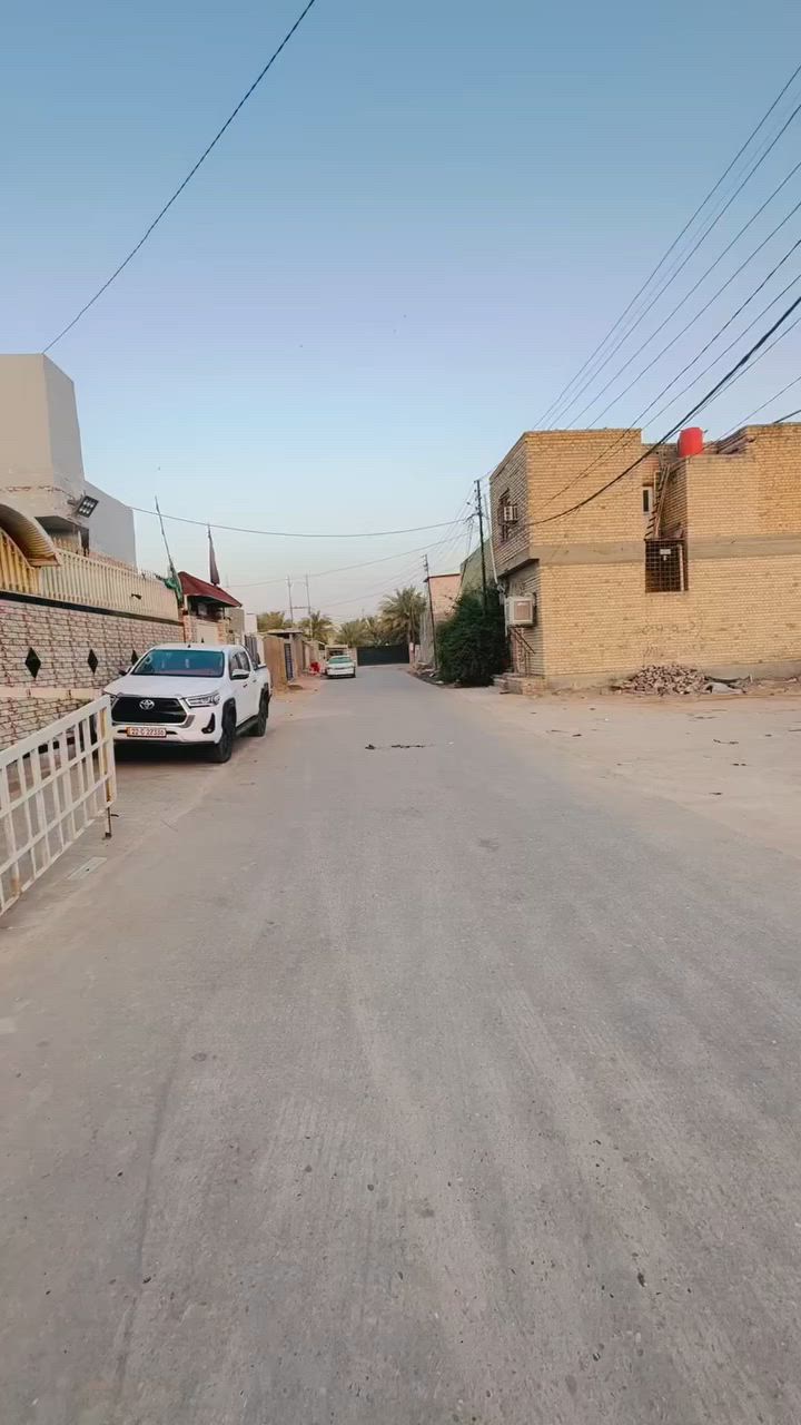سلام عليكم بيت 140 متر  للبيع  مقابل قريت الغدير عمود 270 مقابل الفلكه بلظبط مزرعة ابو مهدي سند 25 مرقم من ظمن البلديه قريب ع شارع كلش خط اول  شارع تبليط مي كهرباء مقرنص كل الخدمات متوفره  
البيت طابقين طابق اول اساس وبنيان حجر والثاني فرمستون 

جوه غرفه وصاله وحمامات ثنين وصحيات خارجيه ومنور ومطبخ  وستقبال 
الفوك سويت غرفه وصاله وتخاريج وبلترك صاله مفتوحه وغرفه مسويه مخزن 
جاهز البيت بس الستقبال شويه كافع من كاشيه  جاهز للسكن  ***********
