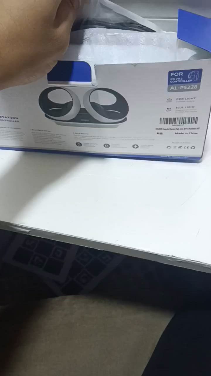 السلام عليكم 
للبيع قاعدة الشحن الأنيقة Mojoxr Charging Station الأصلية المخصصة ليدات PS VR2.
✨ ميزات القطعة:
• شحن مغناطيسي ذكي وسريع (Magnetic Charging) لليدين معاً في نفس الوقت.
• إضاءة LED زرقاء فخمة (Cool LED Lights) تعطي السيتأب مظهر أسطوري.
• مؤشرات إضاءة ذكية: (ضوء أحمر = جاري الشحن 🔴 / ضوء أزرق = تم الشحن بالكامل 🔵).
• تحافظ على اليدات من السقوط وتعتبر ستاند عرض فخم جداً.
السعر 9الف 
متوفر توصيل لكل العراق 
للتواصل ***********
مكاني دهوك الكميه محدوده

