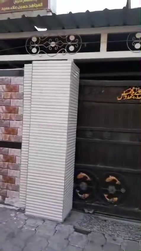 دار ٢٠٠ متر
غرفه واستقبال وصاله وهول ومطبخ وصحيات داخل البيت وخارجه وكراج سيارتين وفوك غرفتين وصاله ومطبخ وصحيات والبناء مال نهايه الثماننيات ومجدد بالكامل 
وباسمي  للاستفسار الاتصال على الرقم ***********
