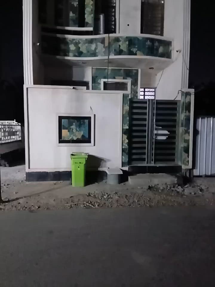 السلام عليكم دار للبيع مساحة ١٠٠ متر زراعي سند ٢٥ يحتوي على صاله ومطبخ و٣ غرف نوم و٣ صحيات المنطقه كاملة الخدمات ماء كهرباء مجاري تبليط 
المصابيح البو طعيس 
للاستفسار الاتصال ع ***********
