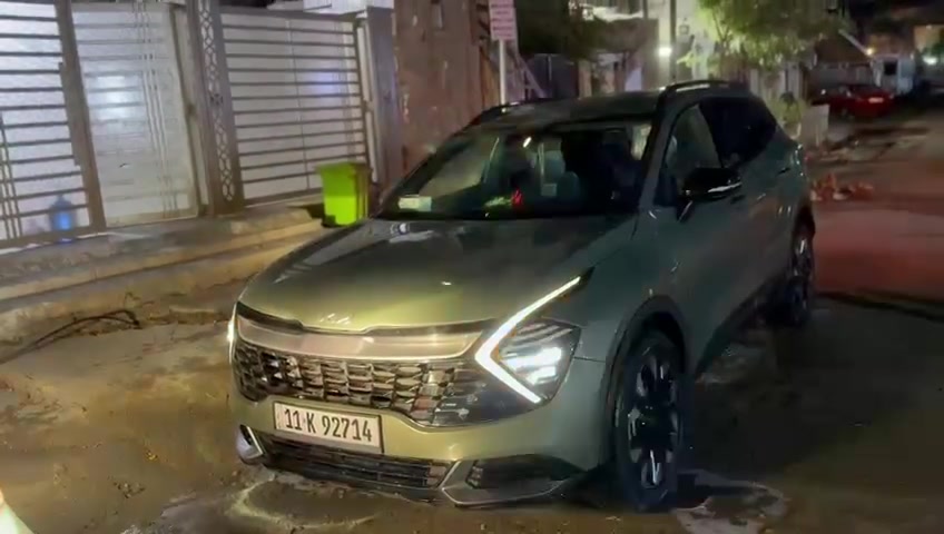 سلام عليكم 
كيا سبورتج 2023 xlin
الالون مميز حشيشي 

ضرر السيارة
  بنيد وصبغ جاملغ أيمن وحافة البابين مقدار شبر 

مواصفات السيارة 

بصمة + تشغيل عن بعد 
كشنات جلد +تدفئة كشنات + كشنات كهرباء 
لد امامي خلفي 

ويل كب حجم 19
فول تحكم ستيرن
شاشة ابل كار بلي و اندرويد اوتو 
رادار امي خلفي وساسات خلفية 

فور ويل 4X4
محرك 2.5 كير 8 نمر 
رادار 360 امامي خلفي 
ماشية 19
قيادة ذاتية مع توقف ذاتي 
السيارة رقم بغداد 
تبريد شاشة 
تبريد منفصل 
اوتو هولد 
منافذ USP + tpc
السعر. 170
سيارة جاهزه
ملاحظة. السياره فول ماعده البانوراما
الاستفسار. ***********
