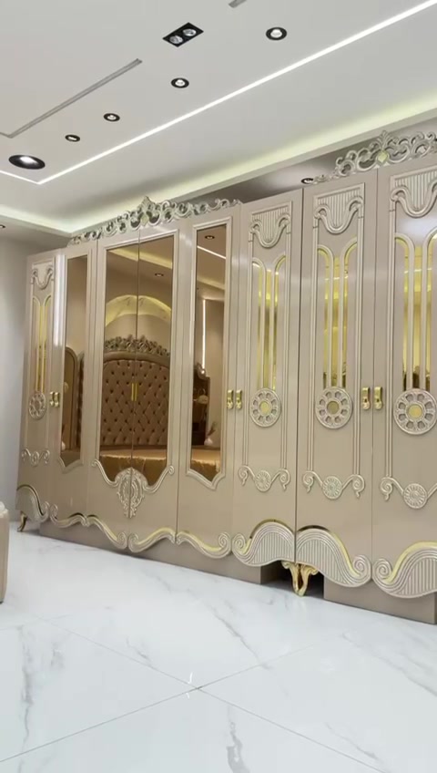 السلام عليكم تم وصول غرف نوم تركي ملكيه 💛💛 تتكون من 11 قطعه موديل تكساس ااملكي لأصحاب الذوق الرفيع والفخامه 💛 الظهر بلوك بالكامل 💛 برغي وجوا حديد 💛 السرير مخزن 💛💛 غرفة كلها اناره 💛 سعر الغرفة 3 مليون 💛 توصيل داخل بغداد مجاني 💛 اطراف 20 ااف 💛 💛 المحافظات توصيل 100 الف 💛 الحجز والمراسله علي الخاص او واتساب *********** 💛💛💛💛💛💛💛💛💛💛💛💛💛💛💛💛
شنو القياسات الدقيقة للغرفة؟ خصوصاً طول السرير، الدولاب، والكمودينات حتى نعرف تناسب حجم الغرفة لو لا.: 
قياس الكنتور 3 متر و 30 سم 
الغرفة موديل تكساس التركي، تكدر تذكرلي اسم المعمل/الشركة بالضبط وهل عليها ضمان أو كفالة؟: 
غرفه النوم تركي مستورد 
وين موقعك بالضبط؟ حتى الزبون يعرف إذا يريد يشوفها أو ينسق استلام داخل بغداد أو من المحافظات.: 
توصيل فقط للبيع جمله ومفرد لأصحاب المحلات التجارية والمولات 
الـ 11 قطعة شنو تشمل بالضبط؟ يعني بيها كومدينات، تسريحة، مراية، مخدات/مراتب لو فقط القطع الأساسية؟: 
تشمل كنتور مع ملحق ومراية  كوميدي عدد 2 اناره ميز بلازما مراية قيافة 
إذا الزبون يريد حجز، شكد المقدّم؟ وهل التوصيل والتركيب داخل بغداد ضمن السعر لو إلهم أجور إضافية؟: 
الزبون يدفع كاش بعد التوصيل بعد التاكد والفحص 