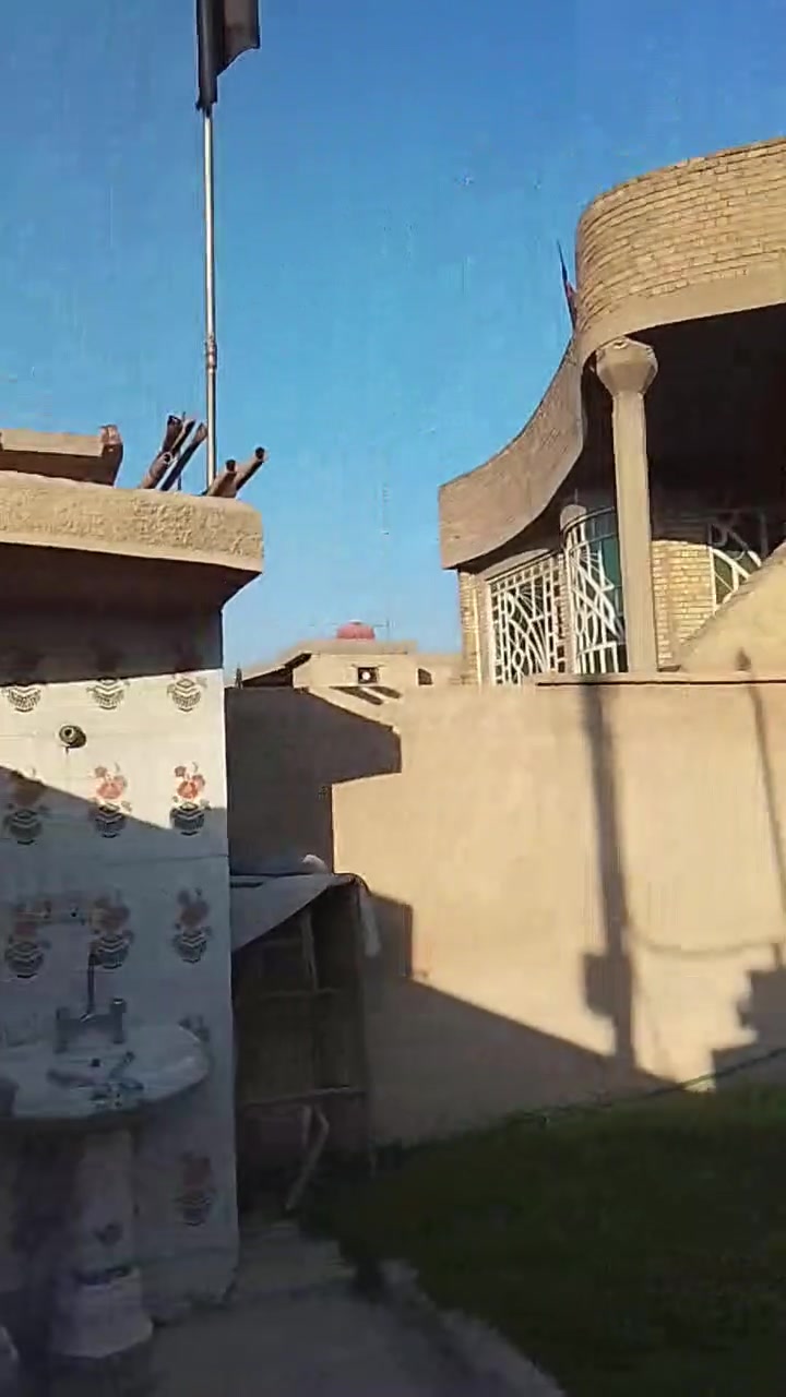 السلام عليكم
دار البيع  حديث بناء  يتكون من طابقين في بغداد المساحه 225م 
(تفاصيل البيت) 
1/گراج يحمل سيارتين +حديقه +صحيات 

2/الاستقبال +مطبخ حار +مطبخ بارد  +صاله كبيرة /ترك +منور كبير +غرفه نوم 
3/الطابق الثاني 
يتكون من 3غرف نوم كبيرات +صحيات +يتكون من صطحين كبيرات مع +بيتونه كبيرة 

التواصل ولاستفسار عن السعر رقم الهاتف ***********
