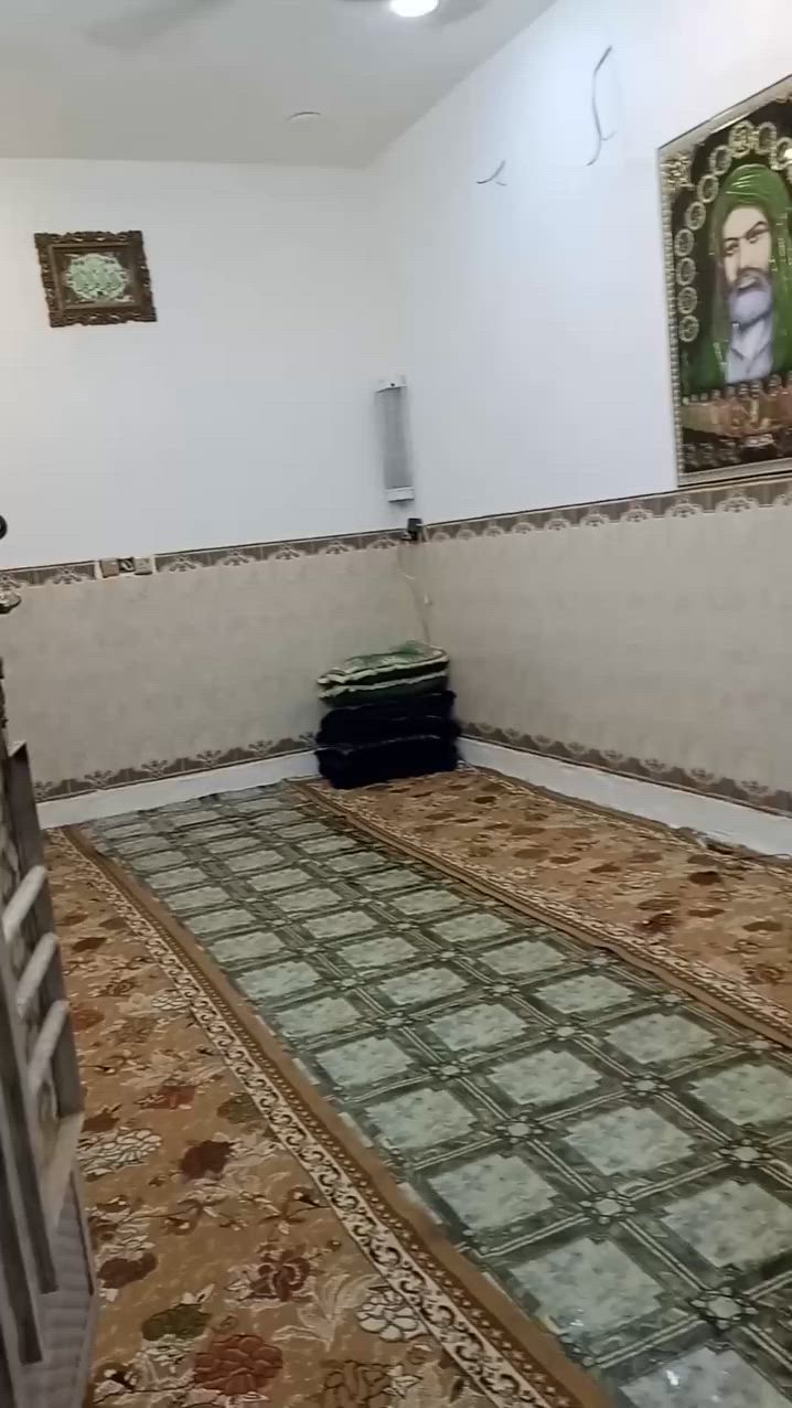 السلام عليكم بيت للبيع رئاسه العبيدي نهايه شارع ام البنين مقابل حسينيه اهل البيت المساحه 130 متر طابق ونصف الطابق الأول كما موضح بالفيديو والطابق الثاني صاله وغرفه وستاير البيت كامله ماء كهرباء ومجاري سبيس  تبيلط جاي يشتغلون بي البيت كامل مكمل ومحجر الدرج كامل وسعر  73 لاستفسار*********** واتساب موجود
