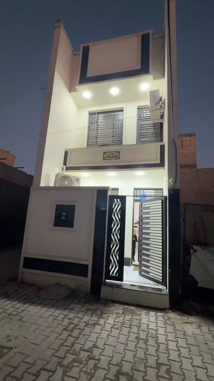 السلام عليكم
بيت 50متر سند 25الشعله شارع ابل دهن 
يحتوي ع طرمه استقبال حولي +خدمات الطابق الثاني 
غرفتين نوم الطابق الثالث غرفه كبيره البيت كامل مكمل 
بناء سنة 2025 
السعر 68مليون ***********
