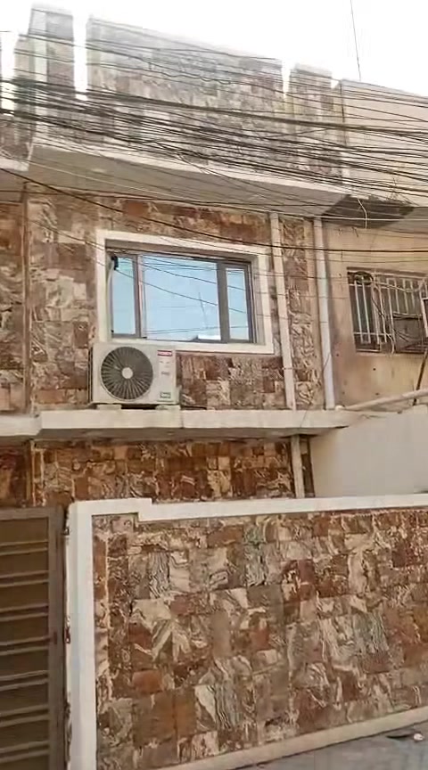 السلام عليكم تعلن شركة الجبوري للعقار والمقاولات العامه عن بيع دار ملك صرف سكني في منطقة الكريعات الكويتي قرب فلكة القرغولي استفسار اتصال على الارقام التاليه 
1 المساحة 90 مترررررر 
2 الواجه 6 متررر 
3 النزال 15 مترررر 
4 عرض الشارع 10 مترررر كامل الاخدمات 
5 السعر  مليونين و650 الف المتر الواحد وبي مجال 
يتكون من طابقين وبيتونه وسطح 
الطابق الأول طرمه وصاله وحولي ومطبخ وغرفة نوم وخدمات ومنور 
الطابق الثاني غرفتين نوم وحولي وخدمات وبيتونه وسطح 
عنوان الشركة الكريعات الكويتي شارع حسينية ابي تراب قرب فلكة القرغولي استفسار اتصال على الارقام التاليه 
*********** أبو صكر الجبوري 
***********
