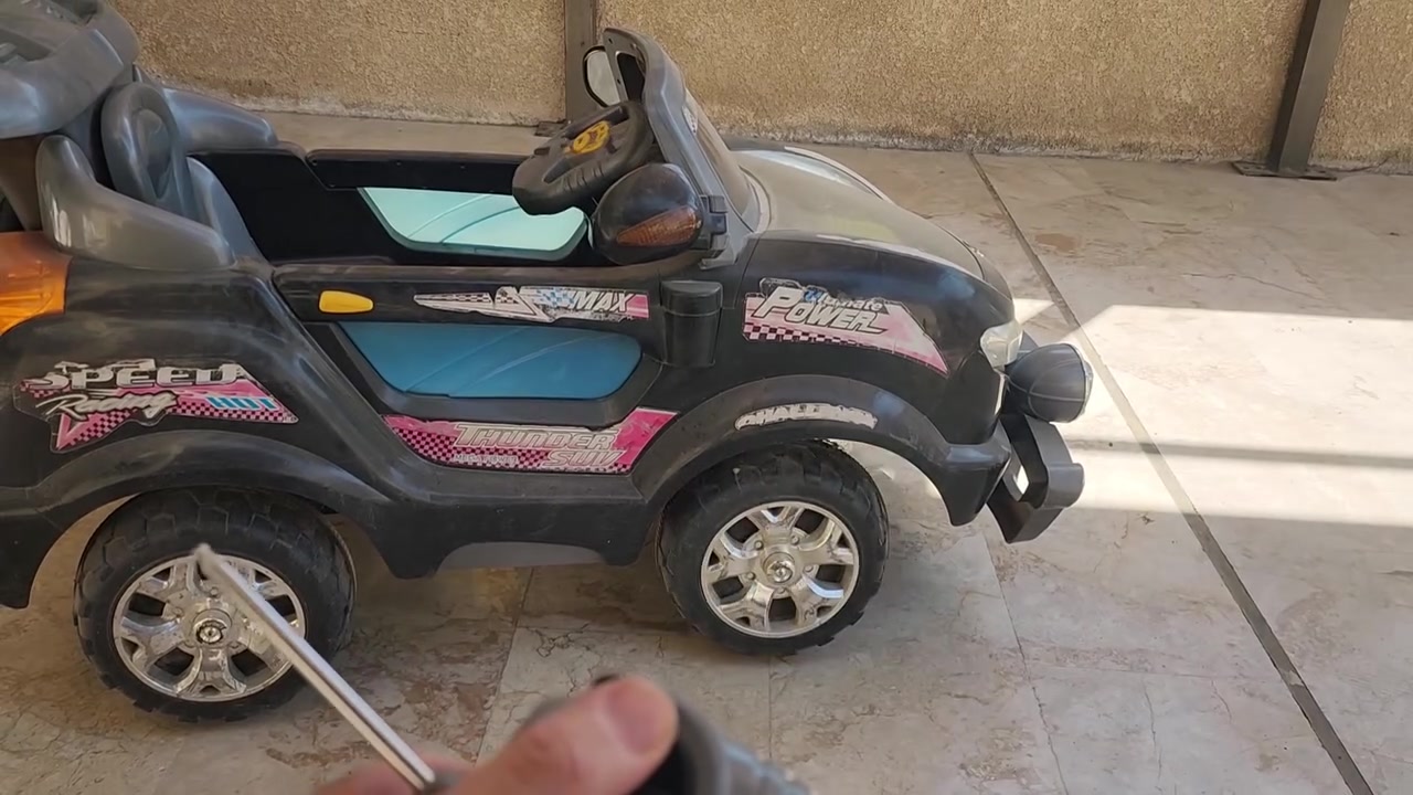 السلام عليكم للبيع سياره شحن للاطفال نظيفه كلش تتحمل وزن ٢٥ كيلو مابيها اي عطل تشتغل سياقه وريموت دبل ماطور يعني قويه كلش بطاريه جديده مشتريلها السعر ١٠٠ الف مكانها شارع فلسطين للتواصل ***********

