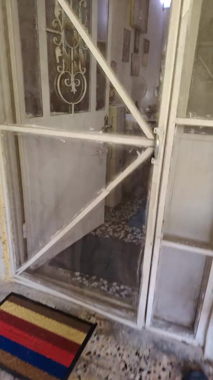 السلام عليكم بيت في منطقه البلديات حي التراث طابو زراعي سند ٢٥ مساحته ١٠٠ م طابق ونص متكون من مدخل البيت واستقبال وخدمات جوه وفوك وغرفتين جوه وفوك وسطحين ومخزن وسعره ١١٥ وبي مجال ومعه اثاث البيت

للاستفسار الاتصال على هذه الأرقام ***********.                *********** سيد حسين الموسوي
