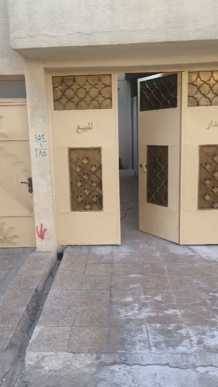 دار غربي مساحة 204 متر واجهة 6 أمتار طابقين الطابق الأرضي اربع غرف وهول أما الطابق الاول شقة مساحة 150متر مكونة من 3 غرف سطحها منفصل عن الطابق الأرضي سند طابو ملك صرف شرط التحويل
ممكن تذكرون موقع الدار بالضبط: بأي حي/منطقة/قرب شنو حتى يعرفون المشترين وينه؟: 
الموصل الجانب الأيسر الدركزلية 
شنو حالة البناء والتشطيب؟ هل الدار جاهزة للسكن لو تحتاج شغل/تصليح، وأكو رطوبة أو تشققات أو ملاحظات؟: 
نعم جاهز للسكن
بالنسبة للخدمات، الماي والكهرباء والمجاري/الصرف متوفرة بشكل كامل لو أكو نقص بشي منها؟: 
متوفرة
الطابق الأول الشقة بيها شنو التفاصيل أكثر: عدد الحمامات، المطبخ، وهل أكو سطح/موقف/مدخل مستقل؟: 
نعم مكونة من 3 غرف والسطح منفصل عن الطابق الأرضي 
شنو السعر المطلوب وهل قابل للتفاوض؟ وإذا تحب، تگدر تذكر أفضل وقت للتواصل أو طريقة الاستلام؟: 
160 مليون قفل