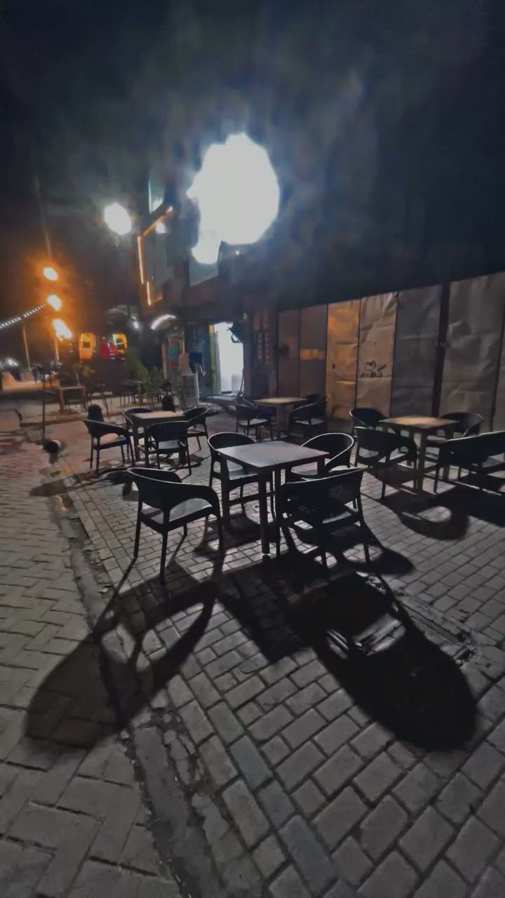 السلام عليكم كوفي للبيع شارع الداخل قرب سوق الوحيلات ق٥٥ على الشارع محلين ارضي وقاحة فوك تحتوي على ٢ سبلت واحد ٣ طن ولثاني ٢ طن ومبردة جوة ومطبخ وملحقاتة كامل قمرية للشتة سحب تايرات الصلية سويتهة مليونين ونص وقكوفي كدامك *********** واتساب بي
