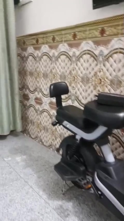 السلام عليكم 
‏
‏دراجه شحن للبيع ((ريان)) حجم 14
‏
‏4 بطاريات
‏3 سرع
‏السرعه 40 حقيقي
‏لايت زنون
‏لون سمائي
‏شاشه دجتل تعرضلك الاعطال الي تصير بل دراجه
‏ملف 500 حقيقي
‏دبلات امامي و خلفي 
‏الدراجه كامله مكمله فقط ((هورن خربان)) سعره 3 
‏
‏السعر: 285 وبيه مجال 
‏الرقم: ‪***********‬ واتساب
‏العنوان: بغداد البلديات