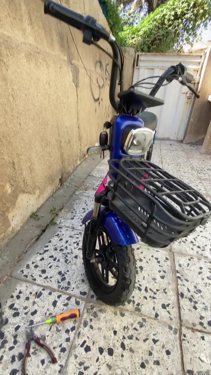 السلام عليكم اخوتي دراجه شحن حجم 14الدراجه نضيفه كلش بطاريات 🔋 نضيفه 
السعر 160وبيه مجال 
رقم ***********
العنوان البنوك يم الجسر الجديد
