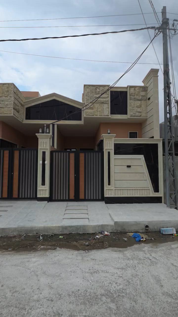 #دور_بناء_حديث_للبيع 
#الموقع حي السماح نهاية الاركان 
#المساحة ١٠٠م٢ 
يتكون كل دار من طابق 
واحد استقبال وهول ومطبخ وصحيات وغرفة نوم وبيتونة 
/_______________
للاستفسار الاتصال على الارقام:
☎️***********
☎️***********
أو زيارة مكتب منازل للعقار حي السماح سايدين الاركان قرب مول القمة 

#موقع_المكتب 9688+PG6 الموصل

