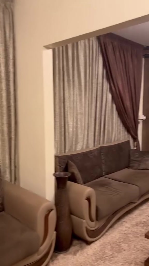 السلام عليكم
شقة للبيع  للإتصال :*********** 
العنوان : الشعب حي البساتين مجمع سبع ابكار السكني 
طابق اول 
المساحة : 102 
2 غرف نوم 
استقبال 
هول 
2 مطبخ ( حار ، بارد ) 
2 حمام 
مخزن 
كراج خاص للسيارة 
للبيع مؤثثة او بدون اثاث
