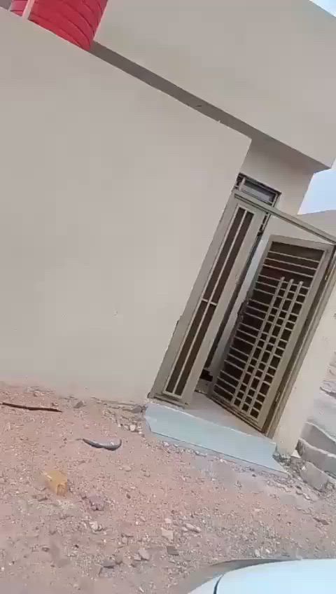 الايجار 
بيت حديث في حي النرجس خلف حي بغداد مساحه 100م غير مسكون يحتوي على غرفه استقبال مطبخ صحيات سطح السعر 400 قفل
***********
