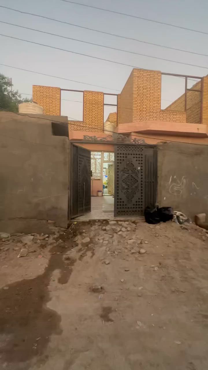 سلام عليكم دار قاط ونص للبيع زراعي مساحه 200 متر بناء طابوك بناء غرفتين وصاله ومطبخ ودونيه وصحيات وبيتونه ودرج البيت كامل العنوان السفينه شارع الناصريه السعر 110 وبي مجال لاستفسار نتصال على راقم 
☎️***********
