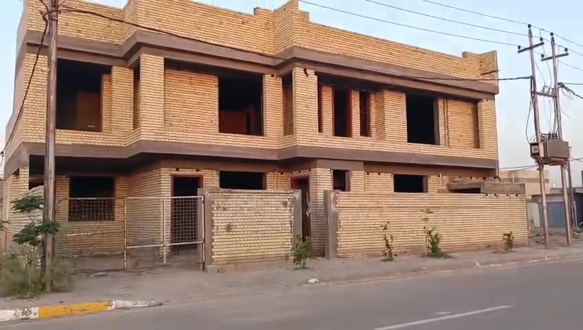 سلام عليكم وجود بيت هيكل طابقين على شارع 20 المساحه 250 الوجه 20 هزال 12 ونص حي الغدير الاتصال ***********
