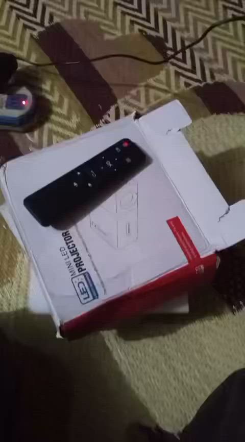 جهاز عرض فيديو منزلي صغير ومحمول (Mini LED Projector)، ويعرف في الأسواق المحلية باسم "داتا شو" (Data Show) صغير. 
يُستخدم هذا الجهاز لعرض الأفلام، القنوات التلفزيونية، والألعاب مباشرة على الحائط أو على شاشة عرض مخصصة لإنشاء تجربة سينمائية مصغرة في المنزل. 
كيفية تشغيل واستخدام الجهاز:
التوصيل بالطاقة: قم بتوصيل محول الطاقة (الواير) المرفق في المنفذ الجانبي للجهاز المكتوب عليه (DC IN)، ثم ضع الطرف الآخر في القابس الكهربائي. 
التشغيل: اضغط على زر الطاقة (Power) الموجود أعلى الجهاز أو باستخدام جهاز التحكم (الريموت كنترول) المرفق معه. 
توصيل الأجهزة المخارج:
الهاتف أو الآيباد: تحتاج إلى وصلة تحويل من منفذ هاتفكم (مثل Lightning أو تشغيل ميزة العرض اللاسلكي إذا كان يدعمها) إلى منفذ HDMI وتوصيلها بالجهاز.
الكمبيوتر أو الستلايت: يتم توصيله مباشرة عبر كابل HDMI بالمنفذ المخصص في الجانب.
الفلاش ميموري (USB): يمكنك وضع الفلاشة التي تحتوي على الأفلام أو الصور مباشرة في منفذ USB. 
اختيار المصدر: اضغط على زر المصدر (Source) من الريموت واختر المنفذ الذي قمت بالتوصيل عليه (مثلاً HDMI أو USB). 
ضبط الوضوح (الفوكس): عند بدء العرض، قم بلف الحلقة البلاستيكية المحيطة بالعدسة الأمامية يميناً أو يساراً يدوياً حتى تصبح الصورة واضحة تماماً وغير مشوشة.


**إذا كنت صاحب هذا الإعلان وتريد حذفه لأي سبب، رجاءا أرسل رسالة إلى الدعم الفني**