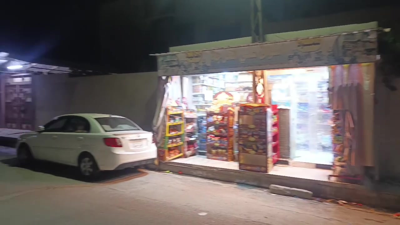 بيت لل بيع قرب متوسطه الطموح وروضه النبوغ قرب شارع البو سالم البيت ركن وبي اسواق كامله التواصل علا رقم ***********
