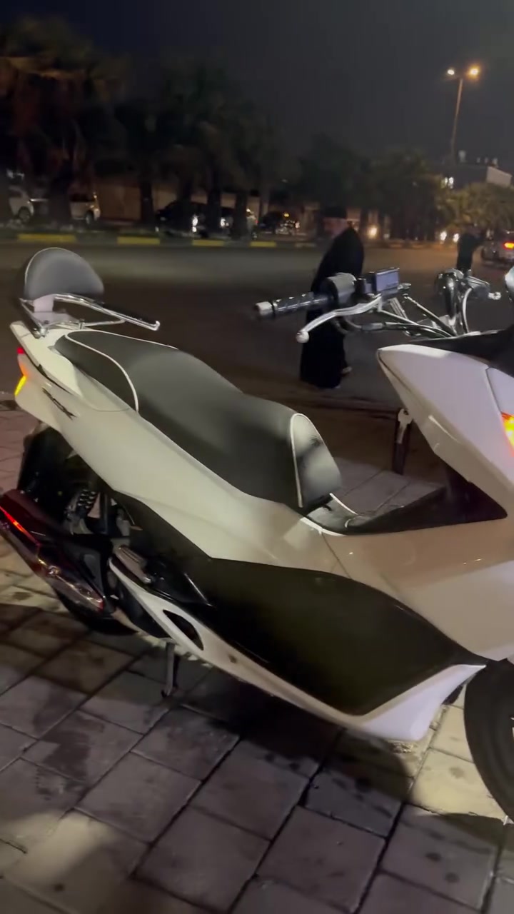 هوندا pcx  جيل ثاني 2018 ✅
دراجه ياباني jf ✅
الدراجه بحاله الوكاله الشركه الدراجه✅ 
  مكينه مكفوله كفاله عامه ✅
حجم المحرك 125cc✅
دراجه كل حساسات بيها شغال ✅
الممشى 30 الف حقيقي ✅ 
دهن كله امزويل وكل 15 يوم ✅
سويجات ثنين ✅
شما اسولف بيها قليل الدراجه مال بيت وبعدها جديده كلشي كدامك وموضح بلصور ولفديو  ✅..
 //// السعر 14 ونص وبيها مجال حك جيتك تعال وتدلل ❤️.
/// مكان بغداد// حي اور // جامع الفردوس .📍
 *********** موجود واتساب واتصال على رقم ✅📞

