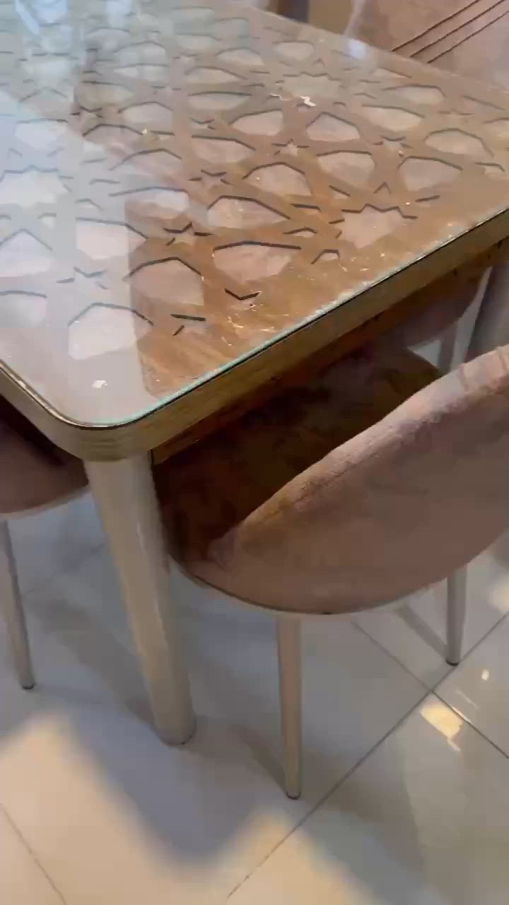 ميز طعام للبيع نظيف التواصل ***********
