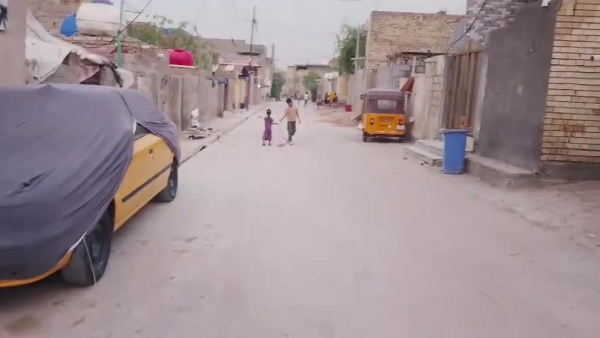 بيت مساحة ١٠٠ متر مربعة شارع الطاقة قرب مدرسة المزايا خدمات موجودة تبليط ومي خطين ومجاري رقم الموبايل *********** السعر ٣٠ وبي مجال
