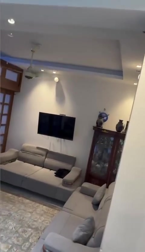 🔥فرصة مميزة للبيع في كربلاء المقدسة 🔥
🏡 دار سكن للبيع

📍 الموقع: عكد بليبل العقار، قريب جداً من مرقد الإمام العباس (عليه السلام)، يبعد حوالي 10 دقائق مشياً على الأقدام.

📐 المساحة: 102 م²

🏗️ بناء حديث ومن الطابوق، مشيد بجودة عالية وجاهز للسكن.

✅ تفاصيل الدار:

🔹 الطابق الأول:

* استقبال
* صالة
* مطبخ أوبن
* منور
* صحيات
* غرفة نوم

🔹 الطابق الثاني:

* قاعة كبيرة بمساحة تقارب مساحة البيت
* غرفة
* صحيات

📄 نوع السند: طابو زراعي سند25

⭐ يتميز العقار بموقعه القريب من العتبة العباسية الشريفة مشياً على الأقدام 10 دقائق فقط وقربه من الأسواق والخدمات، مناسب للسكن أو للاستثمار أو كمضيف للزائرين

📞 للاستفسار والمعاينة يرجى التواصل على
***********

