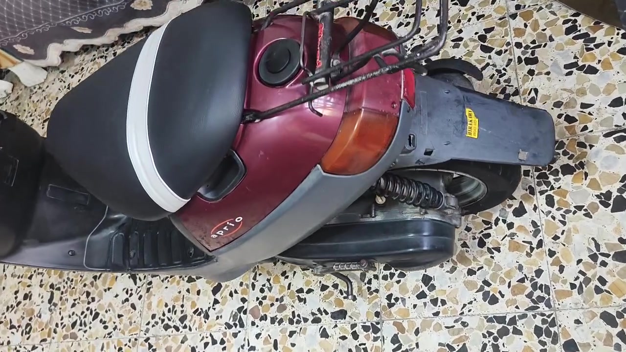 سلام عليكم دراجه بطه للبيع ما مفتوحه فقط كابريتر تجاري يعني تبدله سلف هندر كله شغاله سعره375 لعنوان حي ور الشعب ***********

