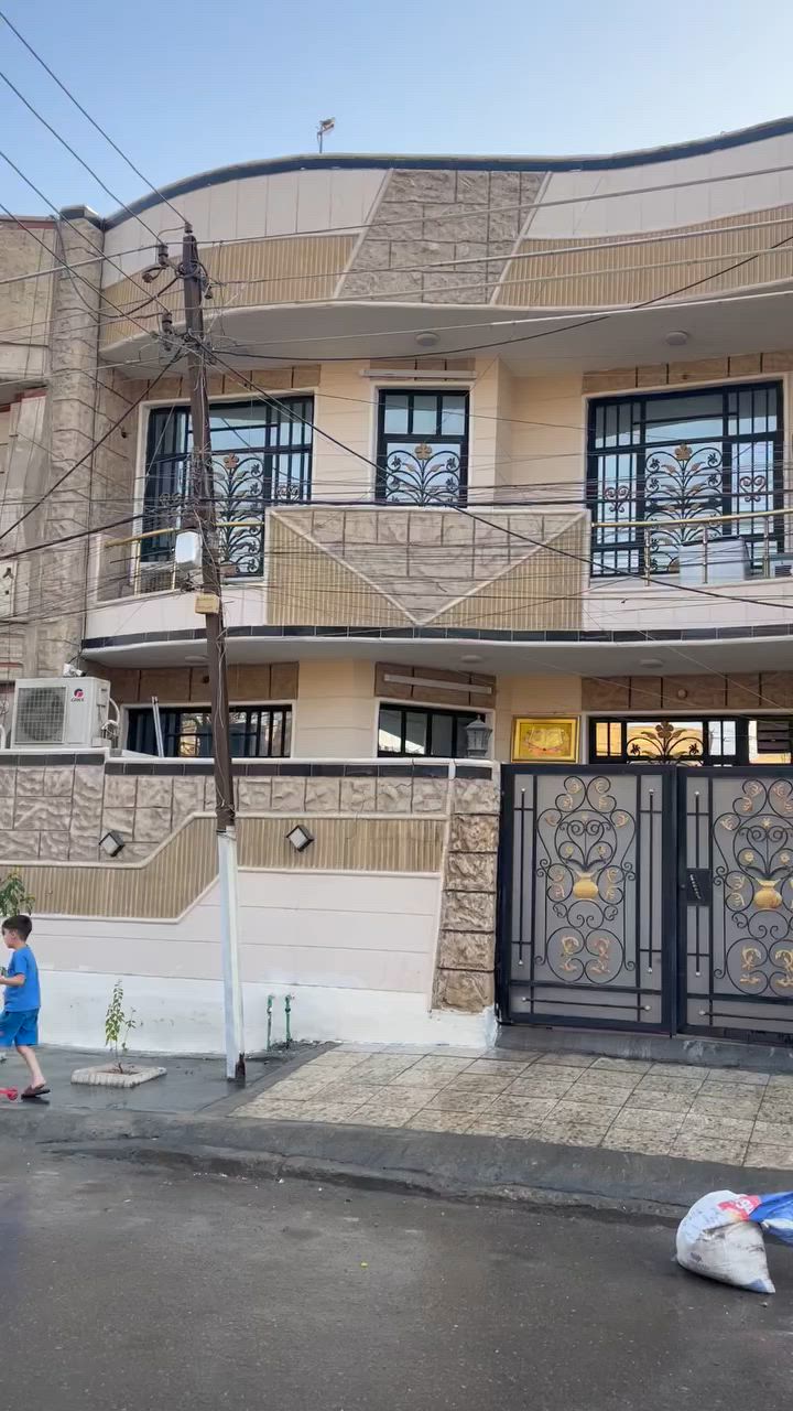 دار للبيع مساحه ١٢٨ م واجهه ٨ م في بغداد الجديدة قرب الملجأ شارع عريض
بناء مسلح حديث طابقين ٤ غرف نوم 
سند مستقل بأسم شخص واحد 
للاستفسار موبايل ***********
