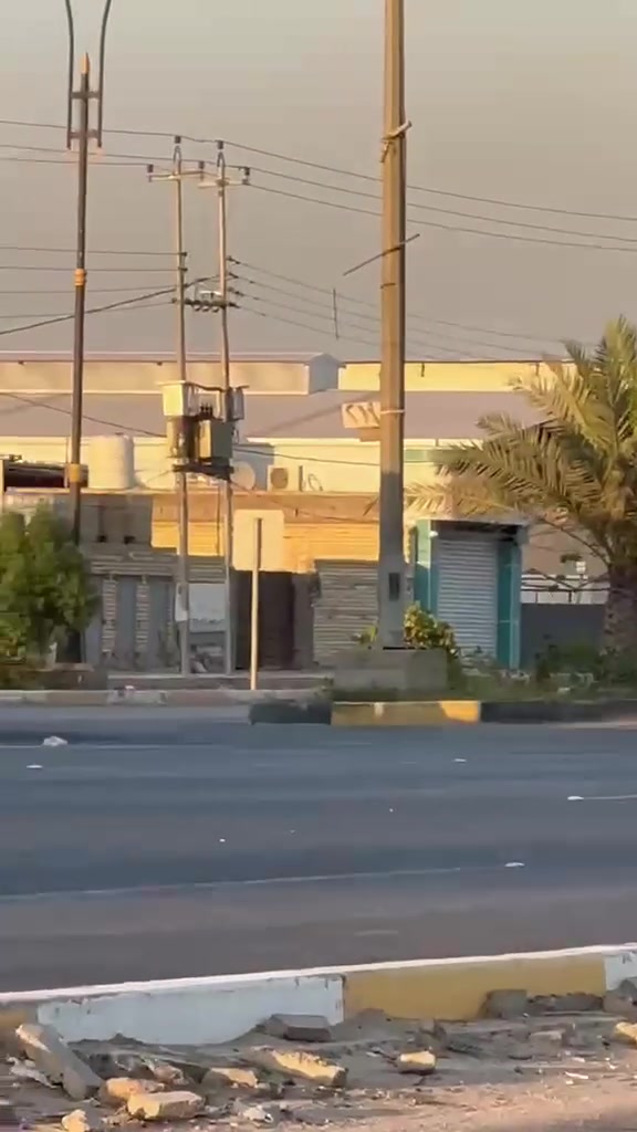 السلام عليكم
قطعة للبيع مساحة 640 متر✅
 مقابل عمود 219 ✅
قريبة جدأ للشارع العام 
طابو سهم تتحول بأسم المشتري
تصلح حسينية وتصلح مخازن
للاستفسار ***********✅
