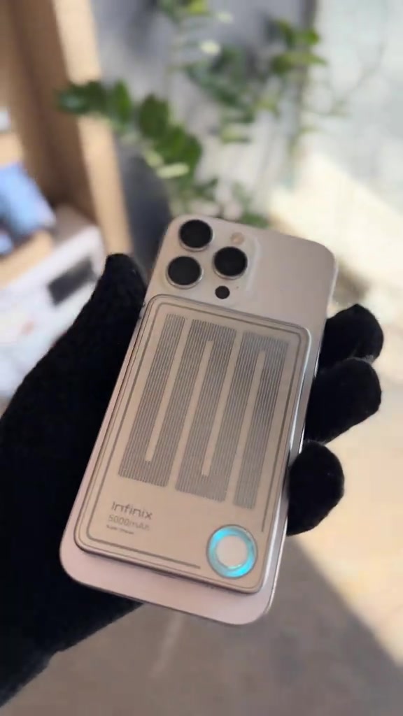 🔥 وصل حديثاً إلى سافا موبايل 🔥 باور بنك Infinix بسعة 5000mAh مزود بمروحة تبريد مدمجة، حتى يحافظ على حرارة جهازك أثناء الاستخدام والشحن. ❄️📱 ✅ سعة 5000mAh ✅ يدعم الشحن اللاسلكي MagSafe ✅ يحتوي على منفذ Type-C للشحن السلكي ✅ ضمان لمدة عام كامل 💰 السعر: 25,000 دينار فقط 🚚 توصيل إلى جميع محافظات العراق 📍 العنوان: بغداد – المنصور – 14 رمضان – مقابل مطعم الساعة 📞 للاستفسار والطلب: ***********
