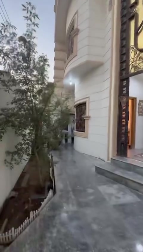 � دار سكن للبيع – دور الصحة / خلف مدارس الفراهيدي
📍 موقع ممتاز

المساحة: ٢٥٠ م²
الواجهة: ١٢.٥ م

🔹 الطابق الأرضي:

 • غرفتين منام
 • صالة واسعة
 • مطبخ (حار وبارد)
 • استقبال
 • كراج + حديقة
 • مجموعتين صحية

🔹 الطابق الأول:

 • ٤ غرف منام
 • مطبخ مفتوح على الصالة
 • ٣ حمامات
 • إمكانية عزل الطابق الأول بدرج خارجي ✨
 • قابل لتصميمه كشقتين مستقلة

✨ دار مثالي للسكن العائلي أو للاستثمار.

    • السعر /٦٥٠ مليون 

📞 للاستفسار:
***********
***********

عقارات الأملاك
