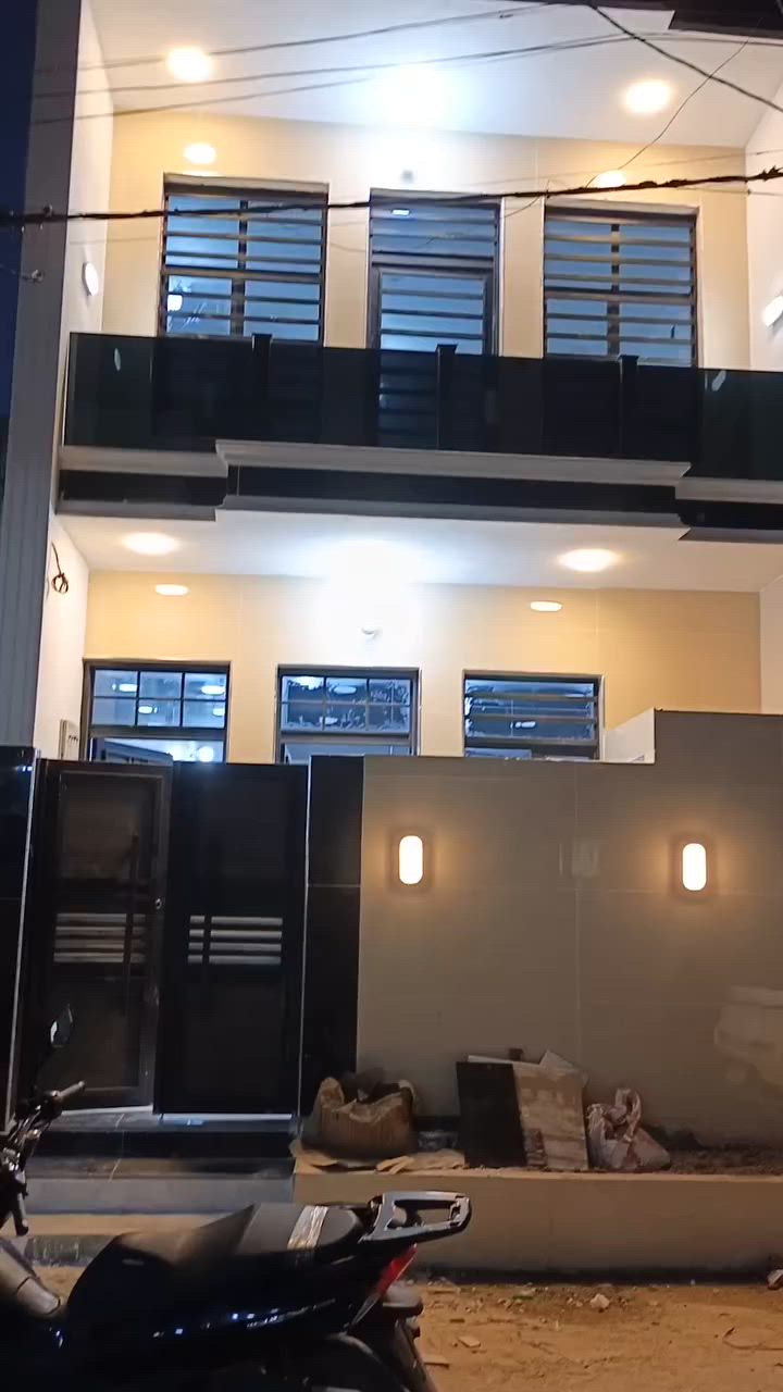بيت مساحه 73 متر طابقين بيت زيرو يحتوي على ثلاث غرف وا استقبال ومطبخ حار ومطبخ بارد ويحتوي على ثلاث حمامات غربي وشرقي وكله لوح بورسلين هندي وادراج بايات مرمر طبيعي ونضام سبالت وانضام كامرات وهديه ويا البيت تانكي وكيزر وا موطور ماء وبوستر نازل وا مغاسل ومدخلين البيت  
 ***********
