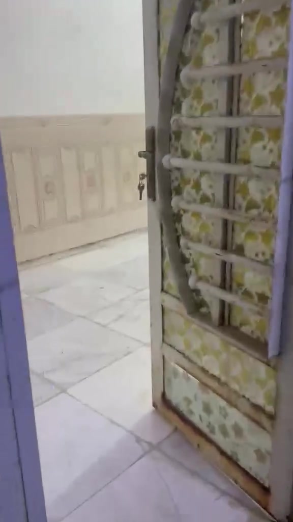 سلام عليكم بيت للايجار مساحه 130م قاطين متكون من غرف 2 وصاله 2 ومطبخ واستقبال بناء حديث مكانه حي الزهراء قرب جامعه ميسان  هاذ رقمي ***********
