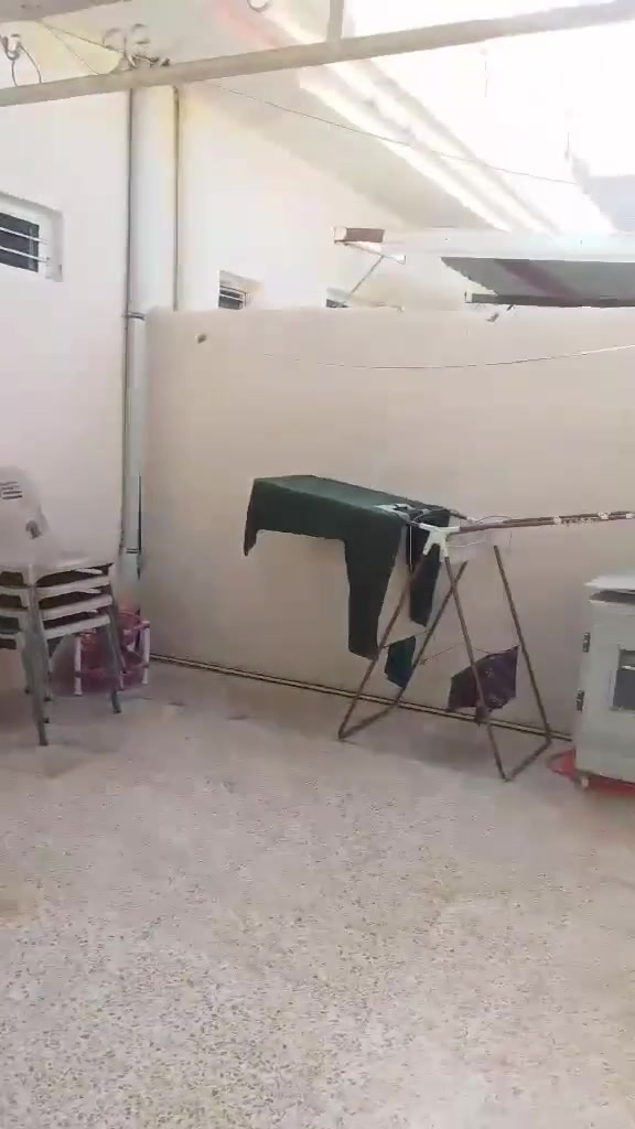 بيت للبيع حي سومر 112خلف السوق قرب مولدة الحديدي مساحة 75متر ركن مطبخ واستقبال وغرف نوم وصحيات خارجية وداخلية المراجعة السعر 65  وبيه مجال اتصال ***********
