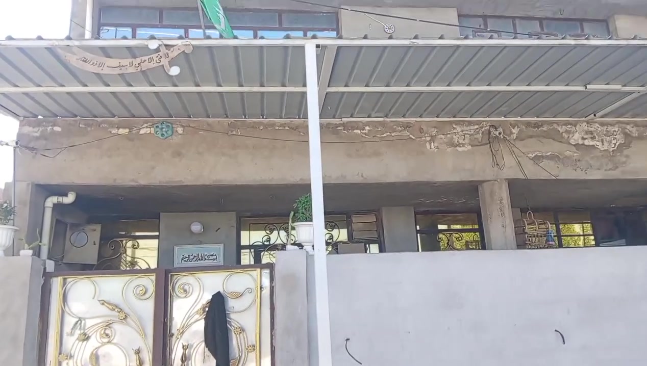 سلام عليكم  بيت للبيع مساحه 100 مربع نزال 10واجهيه10 بيت قاطين 4غرف نوم + استقبال ومطبخ وصاله حمام داخلي وخارجي مكان منطقه الحسينيه الراشديه خدمات مصقط  منطقه العشر تالاف محله 212 على ساحه وحديقه مقابيل لبيت ومحل لستفسار عله هذا رقم ***********
