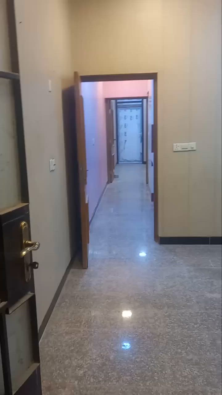 شقه طابق اول لايجار على شارع الضباط تحتوي على صاله ومطبخ معزول وغرفه نوم وصحيات  وبالكونه ب٤٥٠ الاتصال على *********** و***********
