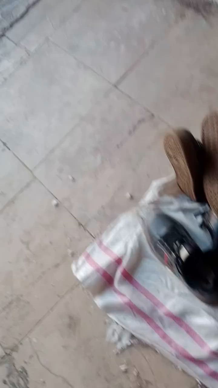 عندي 100زوج حذاء رجالي من 39لل48 سامبا وسكجر عله خمسه  رايدهن تعزيلت محل وهذا رقمي*********** مكاني بغداد الحريه
