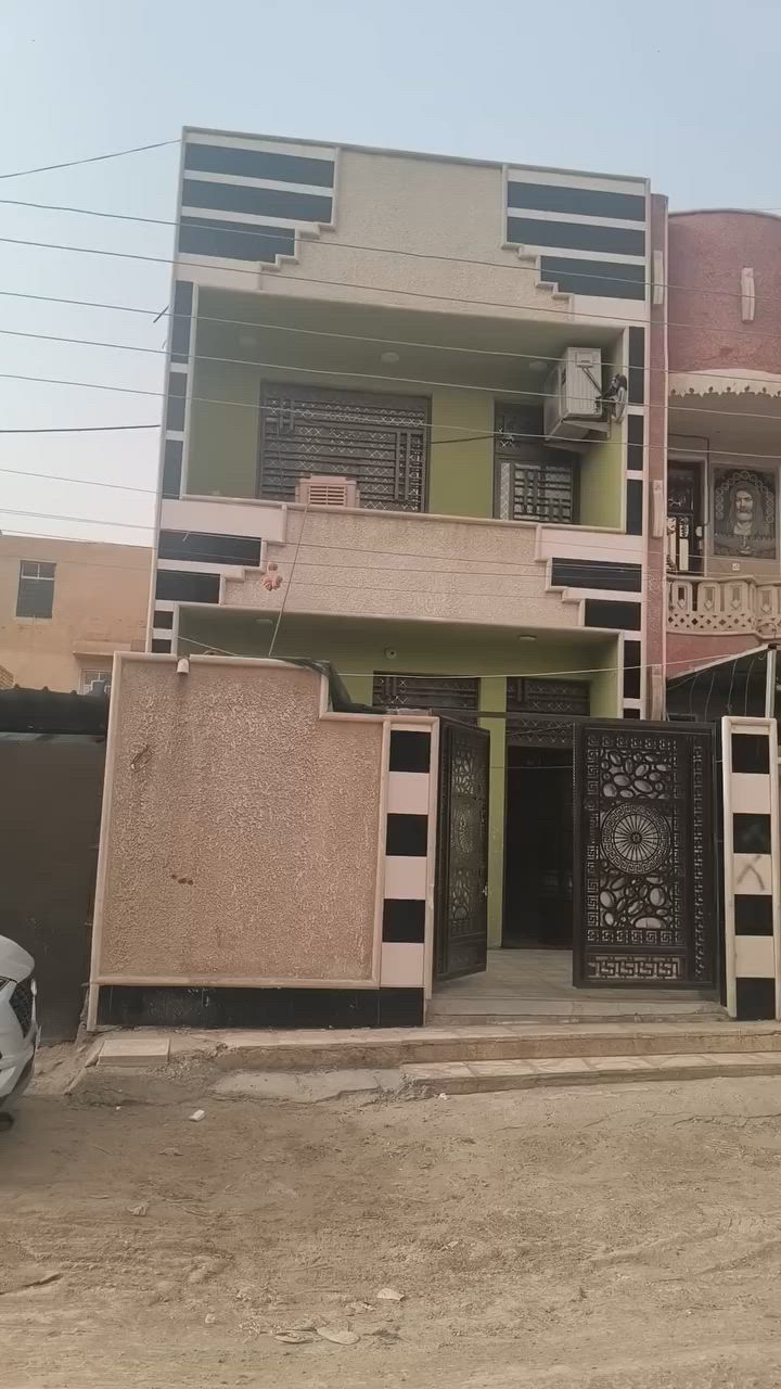 دار للبيع منطقة الحرس مربع الاول قرب شارع العام خلف تجاري.....100 متر طابقين
غرف نوم4
استقبال 
حولي مطبخ
صحيات 3
بيتونه كبيره
بيت كامل وجديد 
بيع مستعجل وسعر مناسب 
***********
